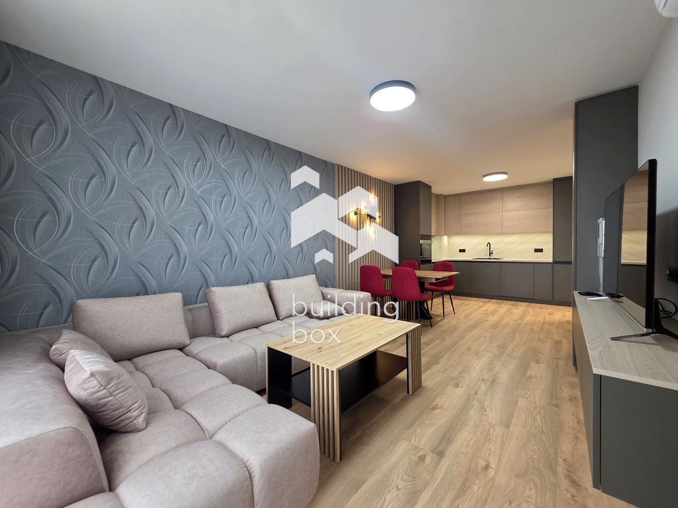 Чисто нов, поръчково обзаведен тристаен апартамент