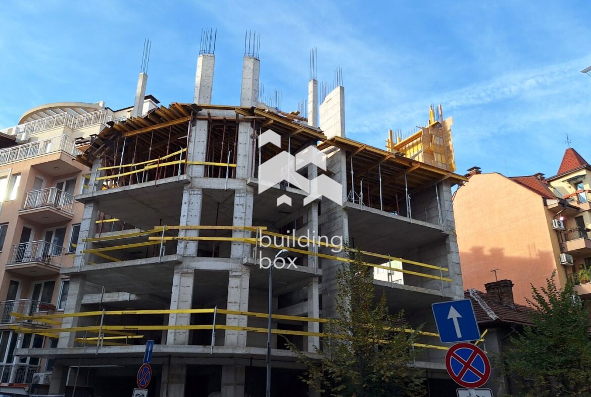 Тристаен апартамент в Център - 0