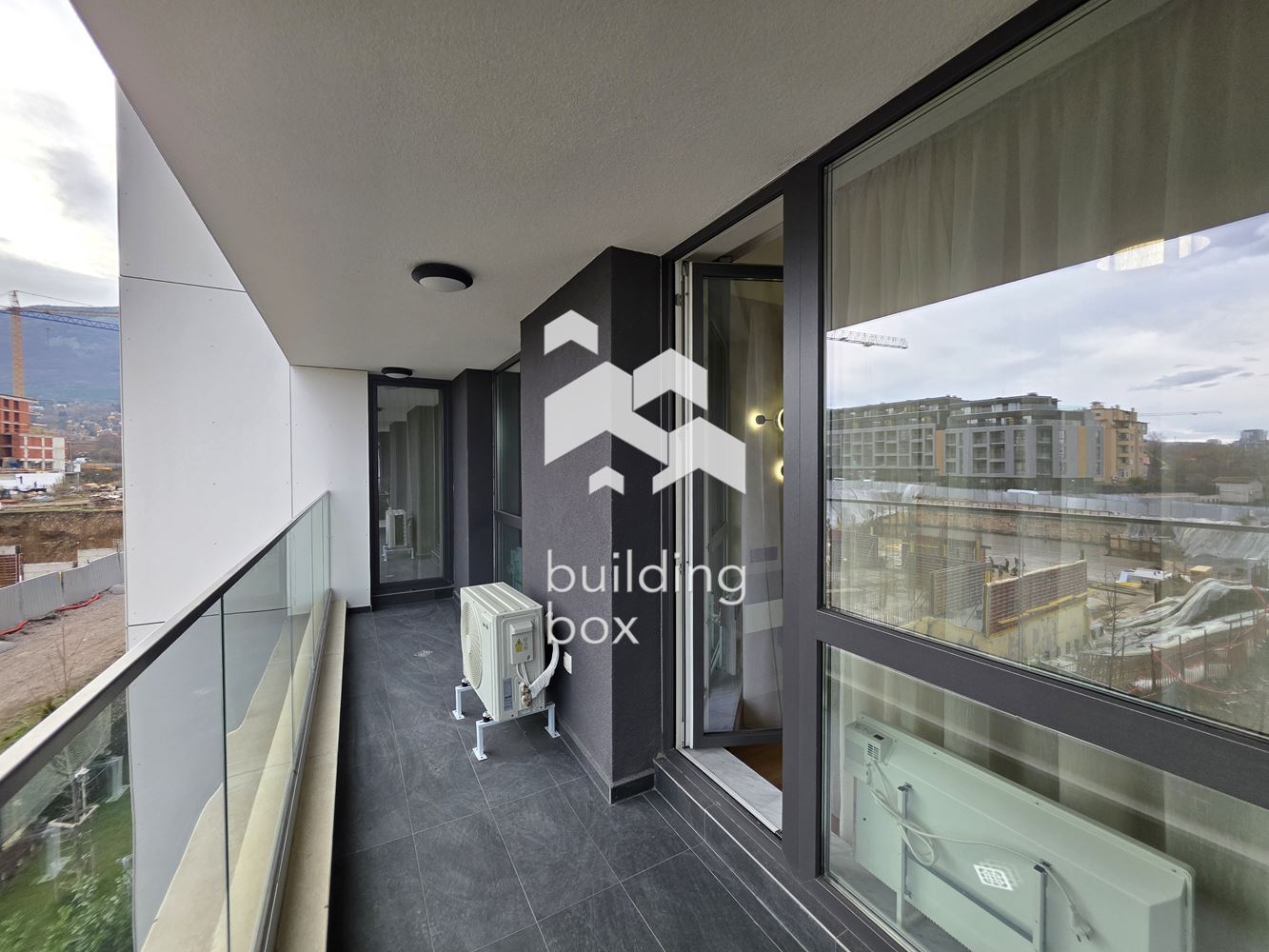 Чисто нов, поръчково обзаведен тристаен апартамент - 0