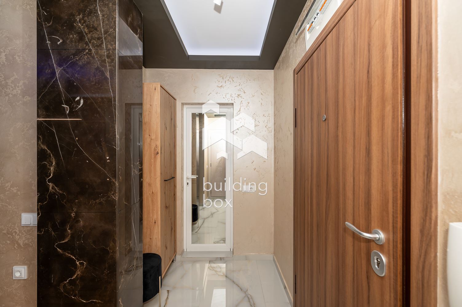 Луксозно обзаведен двустаен апартамент в комплекс "Южен парк" - 0