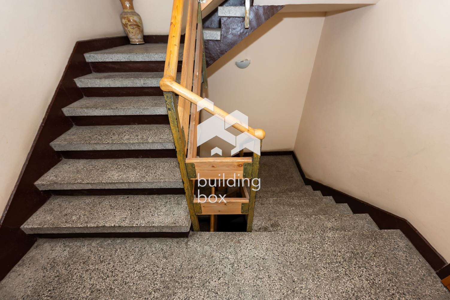 Тристаен обзаведен апартамент до КАПАНА - 0