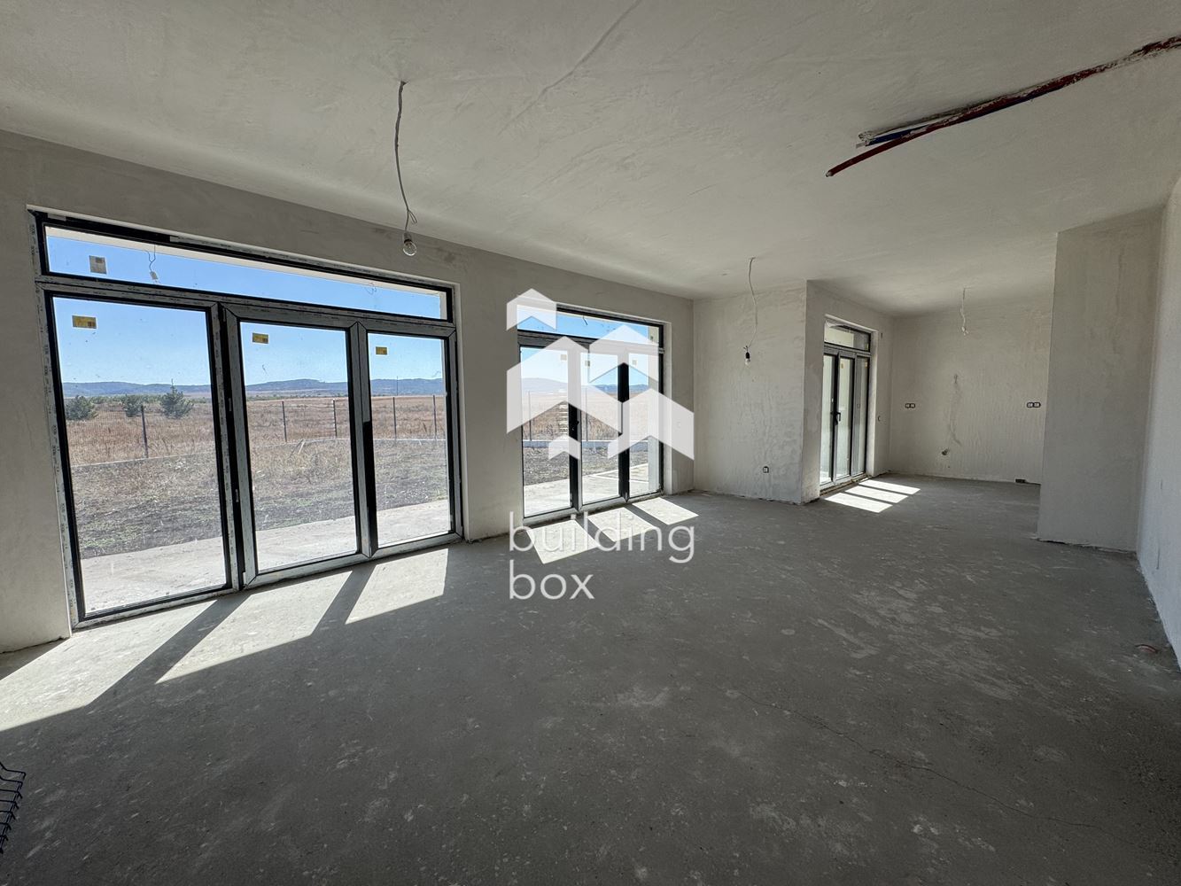 Двуетажна къща между гр. Сливница и с. Алдомировци - 0