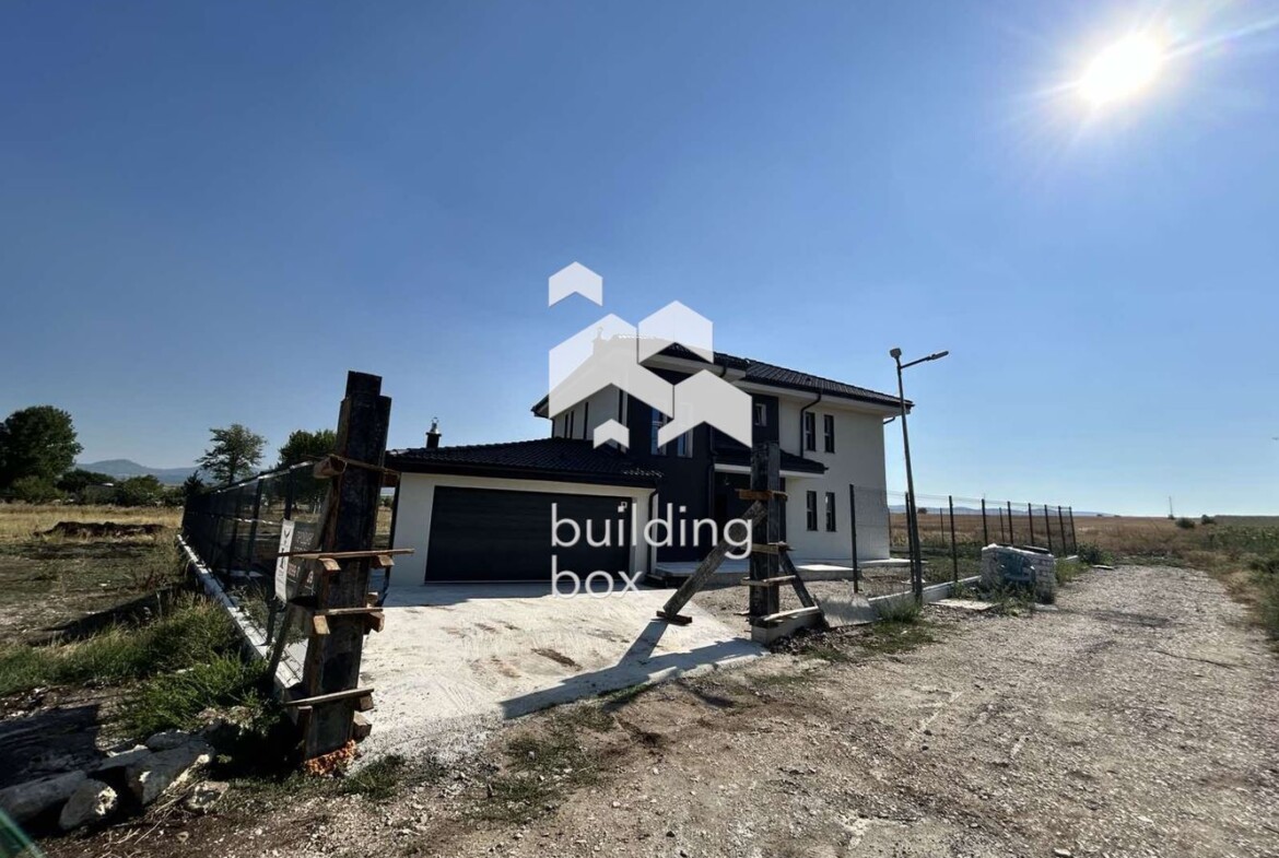 Двуетажна къща между гр. Сливница и с. Алдомировци - 0