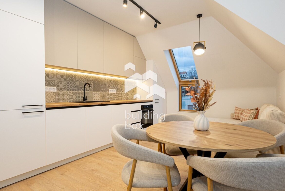 Луксозно обзаведен тристаен апартамент - Център - 0