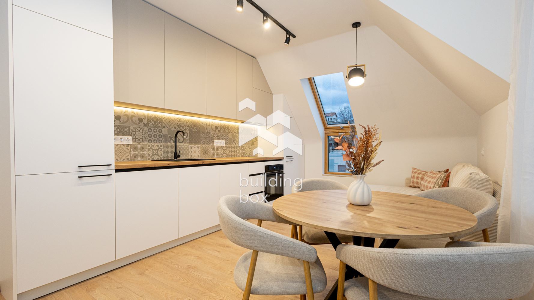 Луксозно обзаведен тристаен апартамент - Център - 0