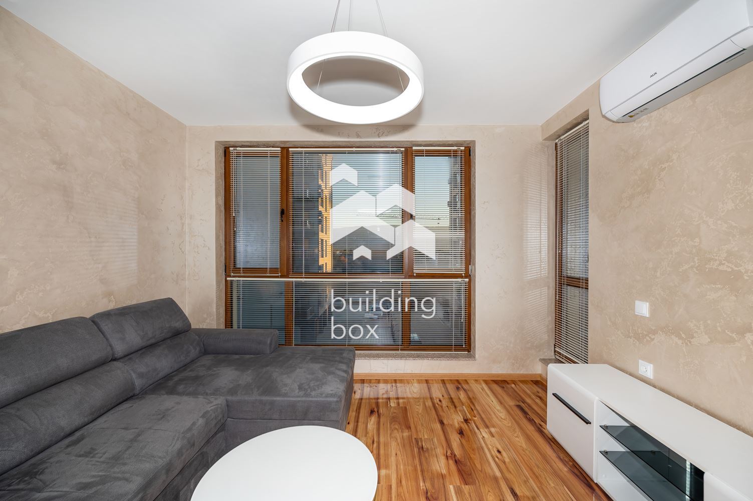 Луксозно обзаведен двустаен апартамент в комплекс "Южен парк" - 0