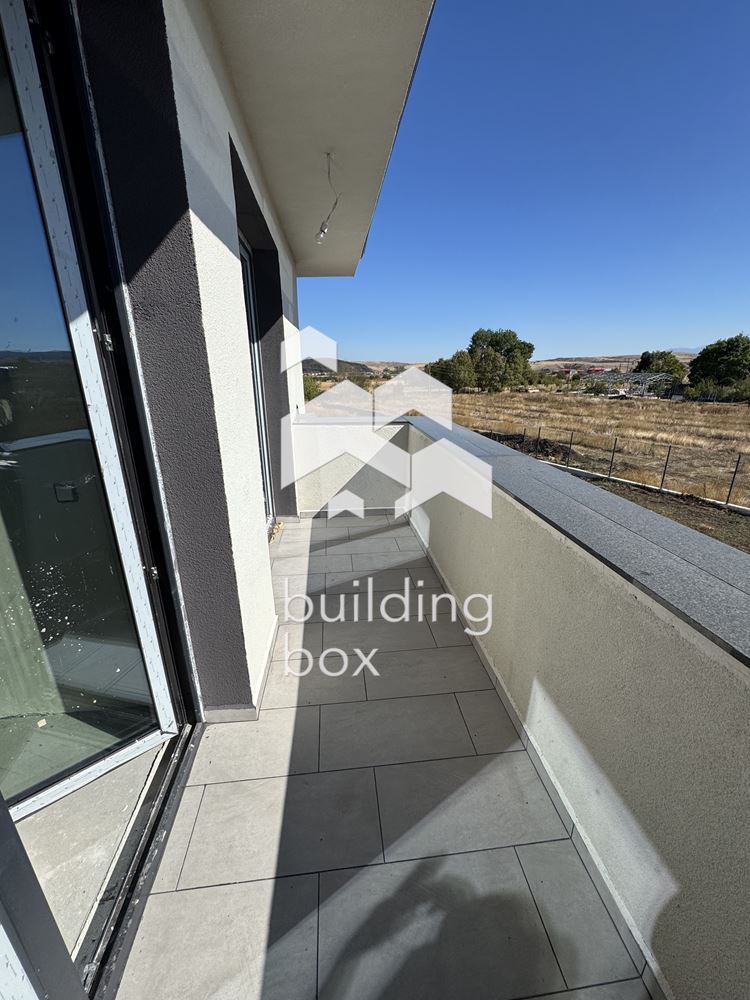 Двуетажна къща между гр. Сливница и с. Алдомировци - 0