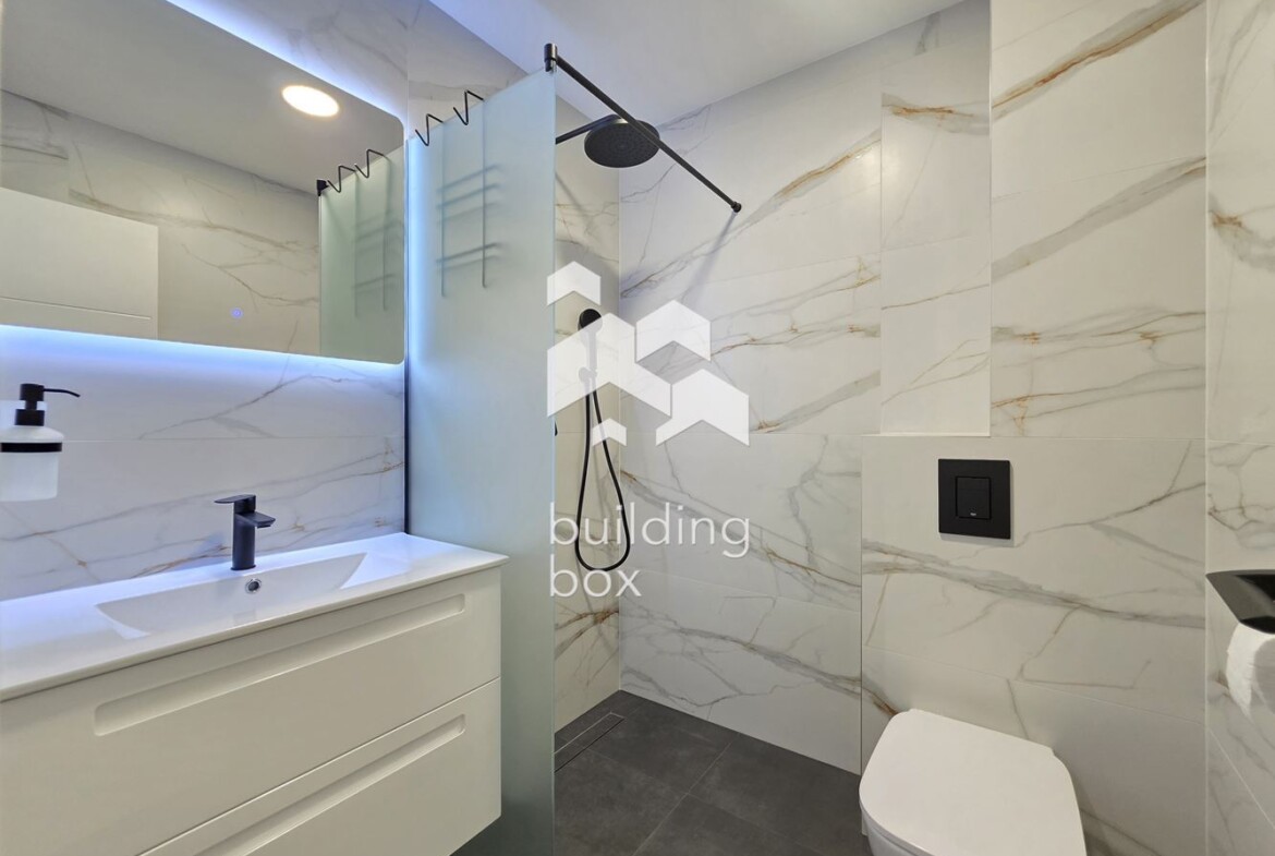 Чисто нов, поръчково обзаведен тристаен апартамент - 0