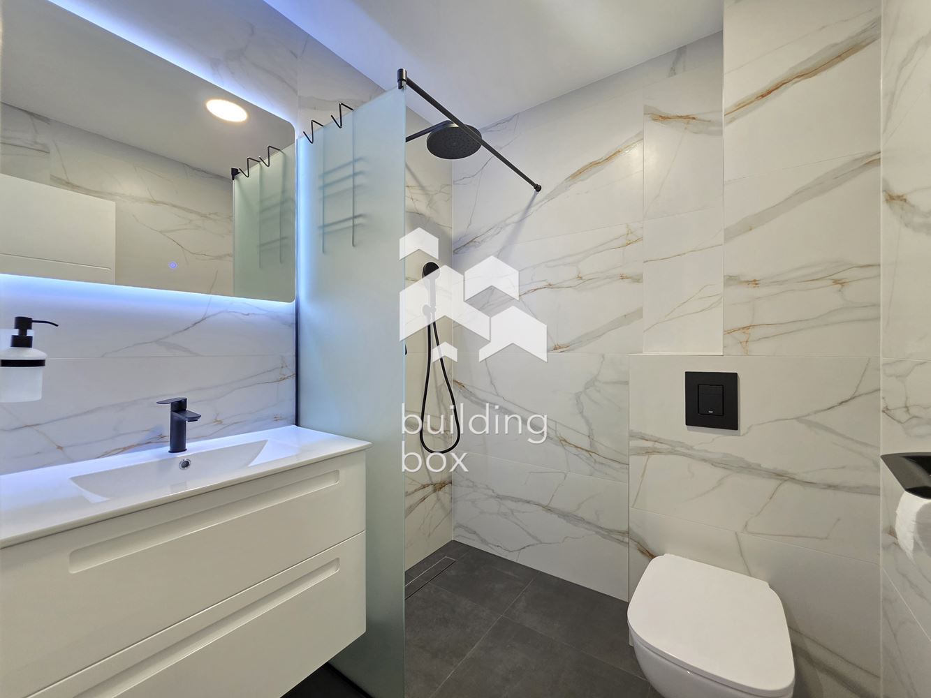 Чисто нов, поръчково обзаведен тристаен апартамент - 0