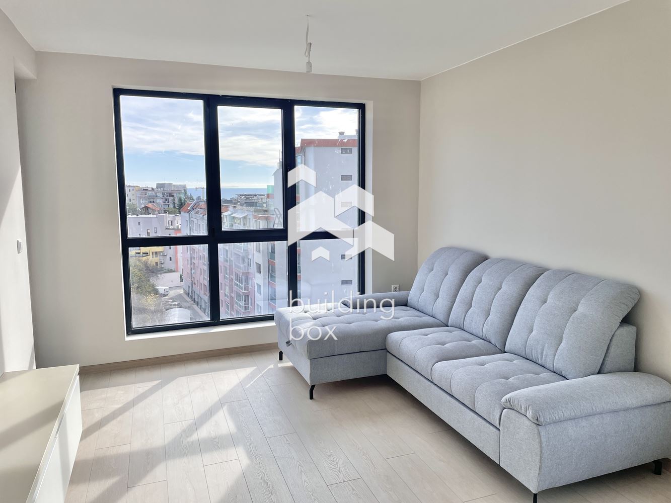 НОВ напълно обзаведен двустаен апартамент в кв. Бриз