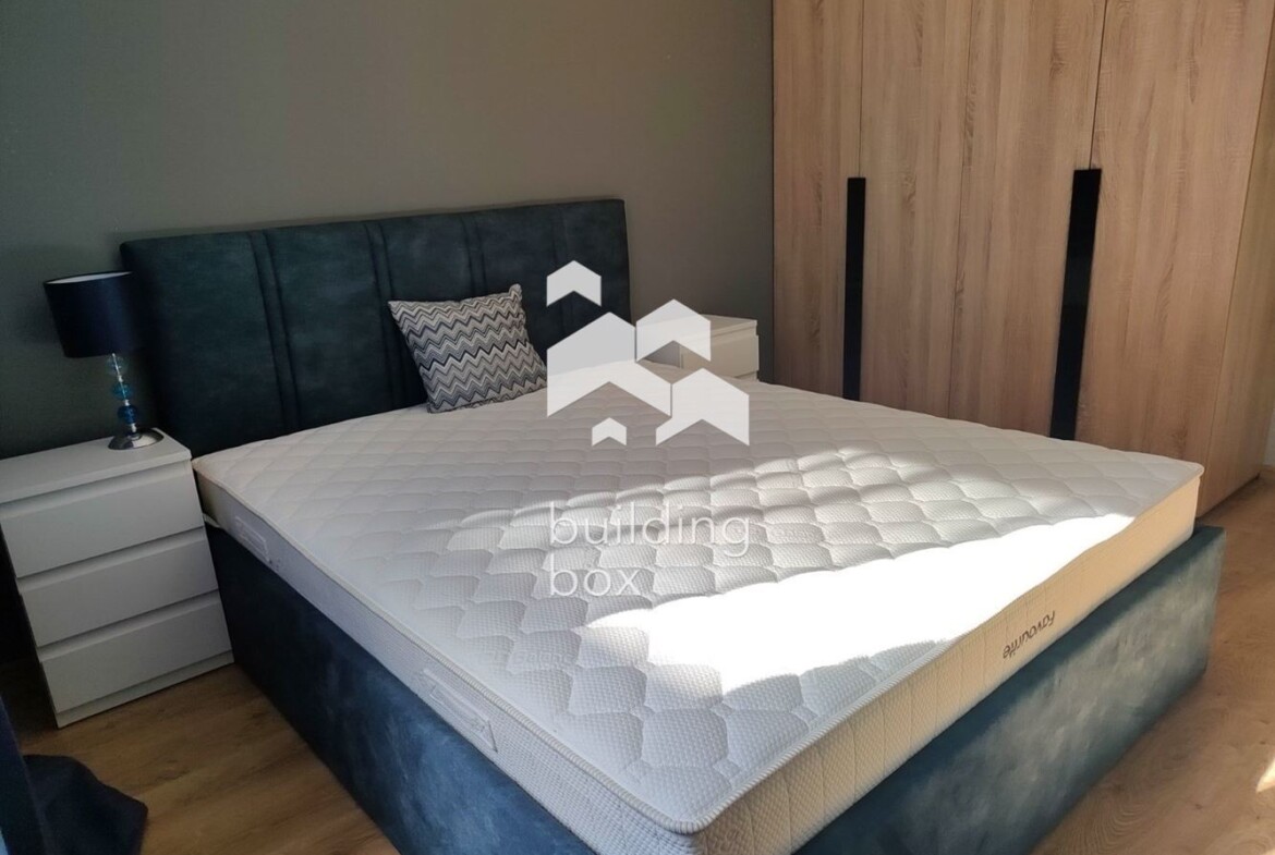 Тристаен апартамент в кв. Кръстова вада - 0