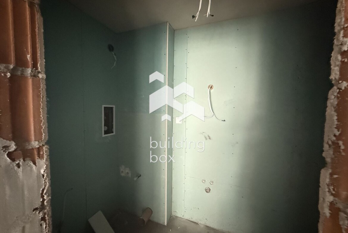 Четиристаен апартамент в ж.к. Кръстова Вада - 0