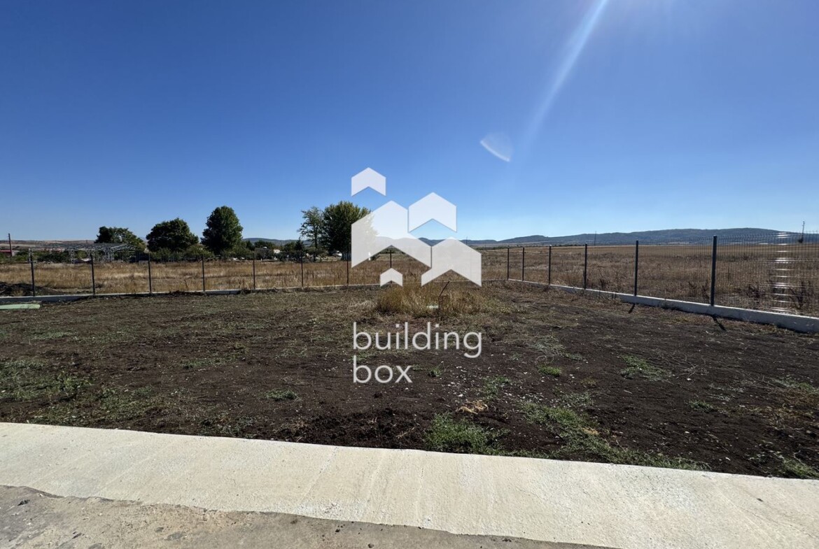 Двуетажна къща между гр. Сливница и с. Алдомировци - 0