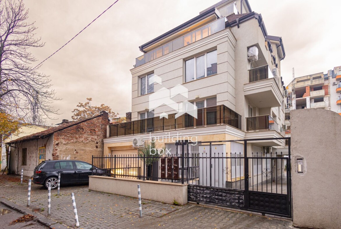 Луксозно обзаведен тристаен апартамент - Център - 0