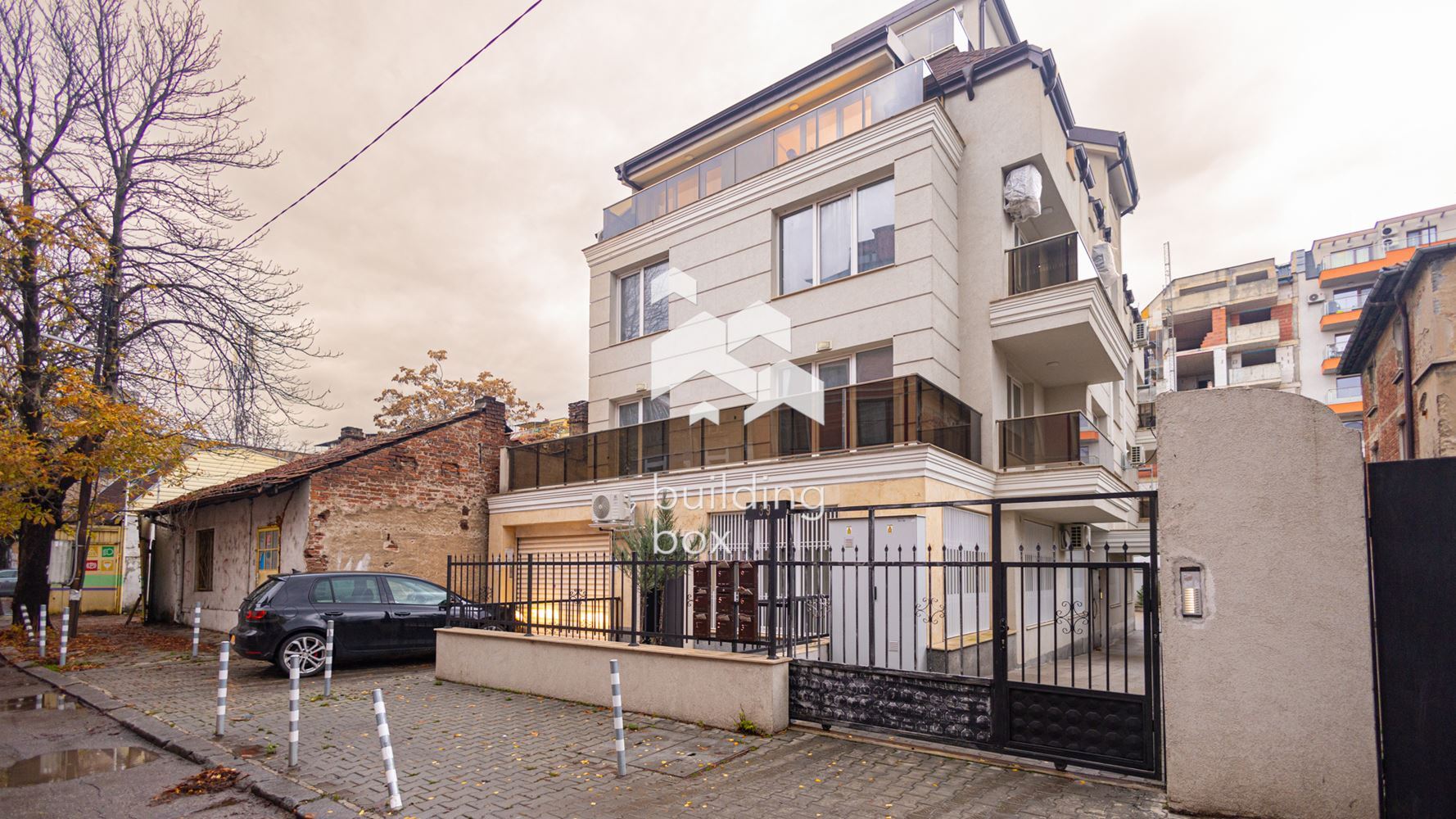 Луксозно обзаведен тристаен апартамент - Център - 0