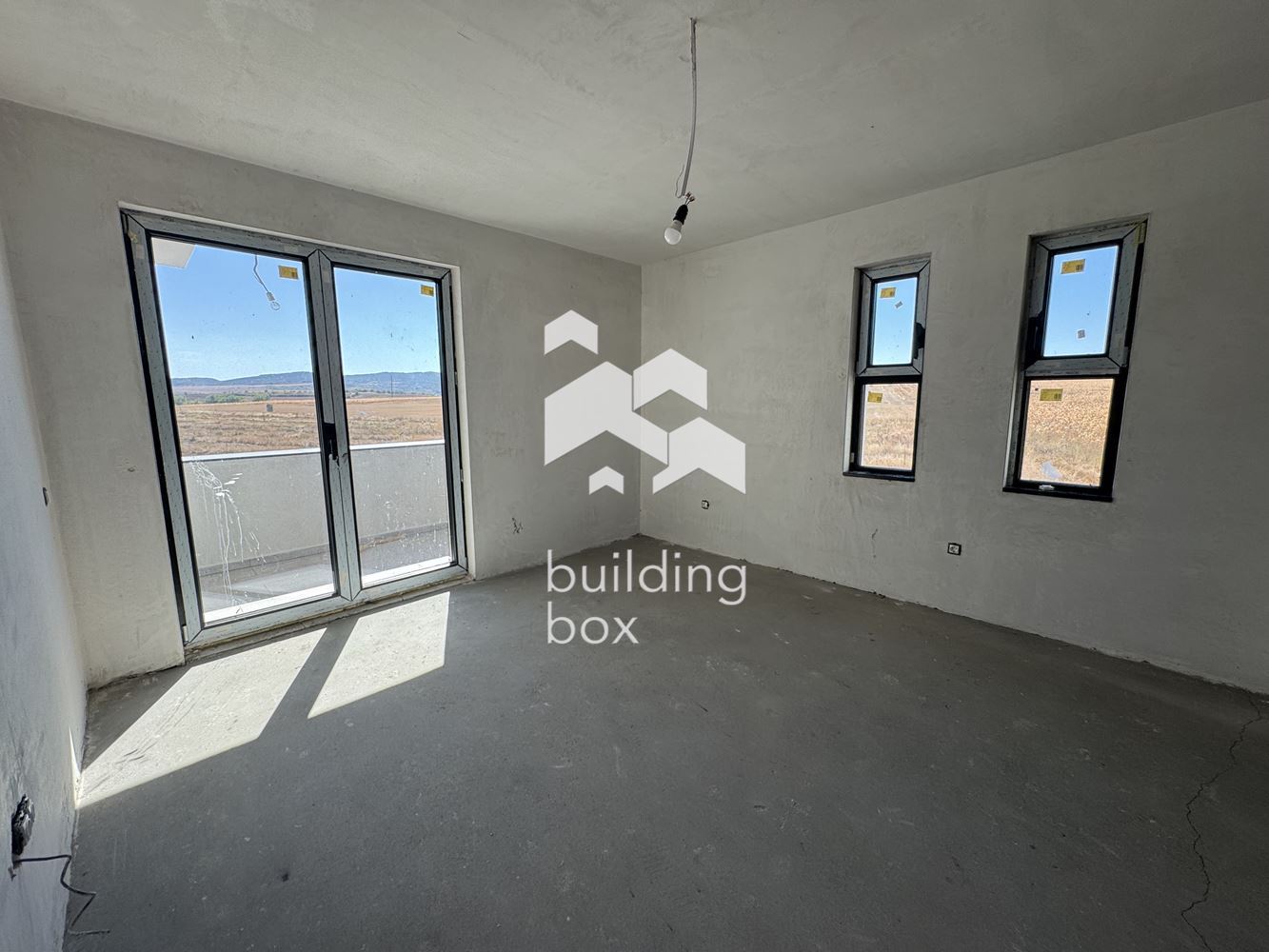 Двуетажна къща между гр. Сливница и с. Алдомировци - 0