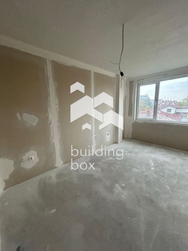 Продава тристаен апартамент в ж.к. “Обеля 1”.