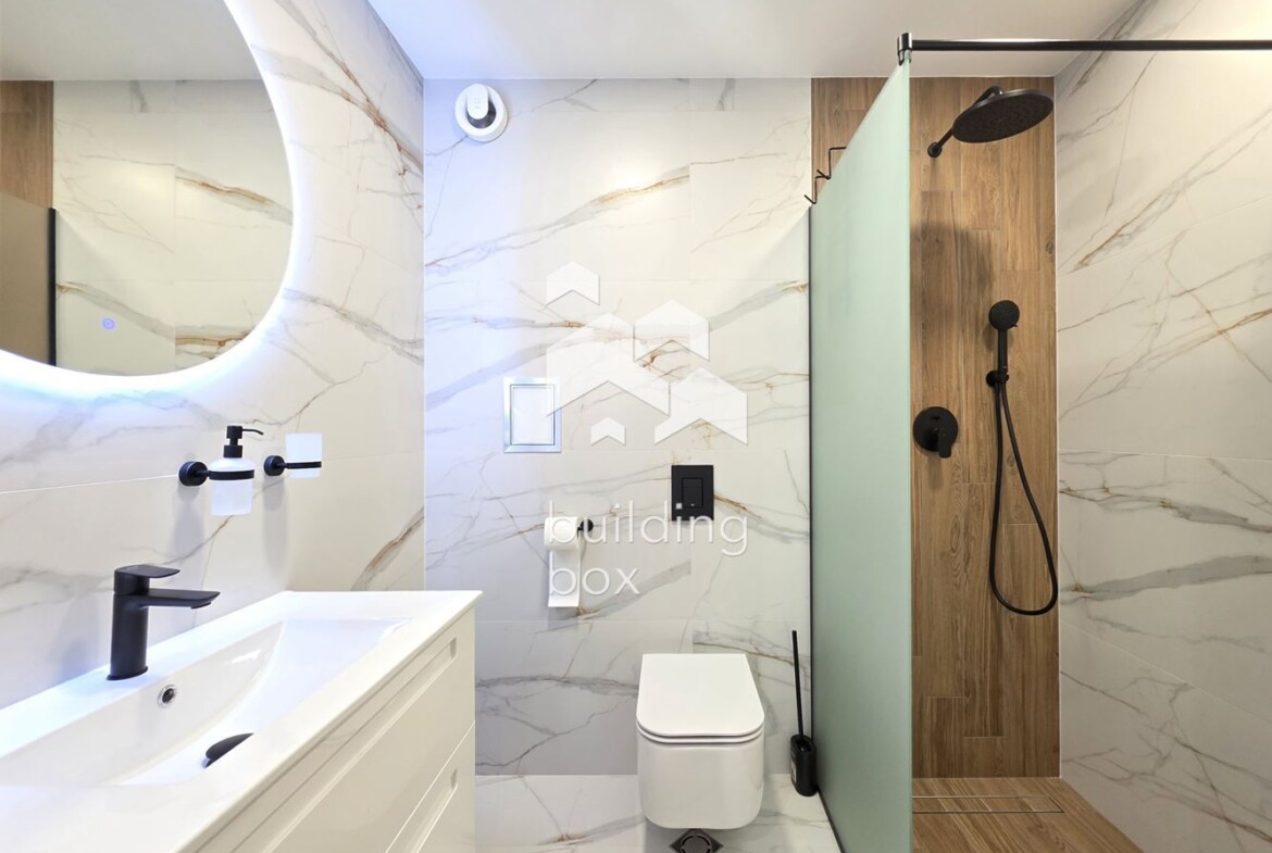 Чисто нов, поръчково обзаведен тристаен апартамент - 0