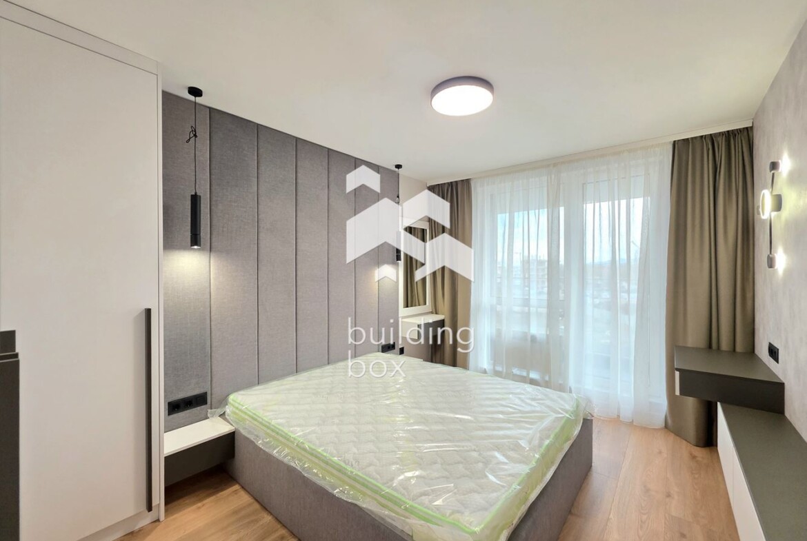 Чисто нов, поръчково обзаведен тристаен апартамент - 0