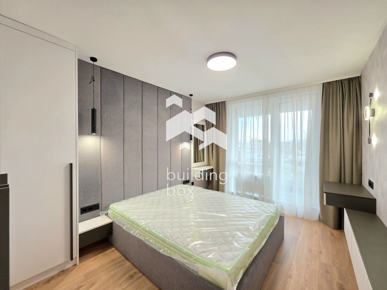 Чисто нов, поръчково обзаведен тристаен апартамент - 0