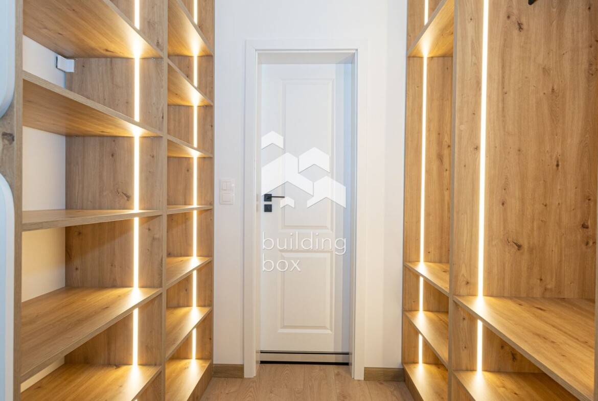 Луксозно обзаведен тристаен апартамент - Център - 0