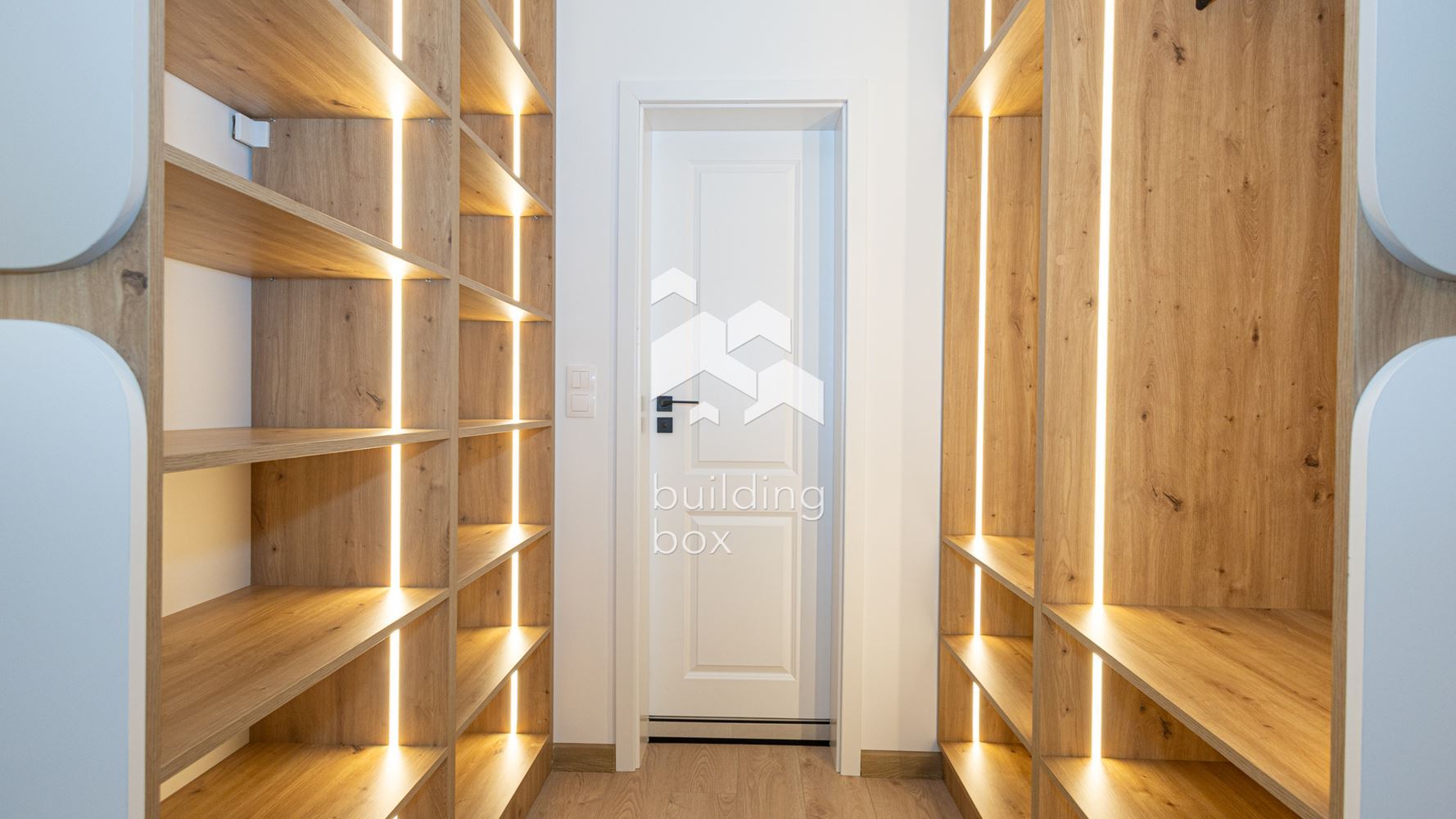 Луксозно обзаведен тристаен апартамент - Център - 0