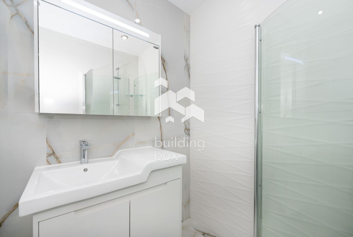 Луксозно обзаведен двустаен апартамент в комплекс "Южен парк" - 0