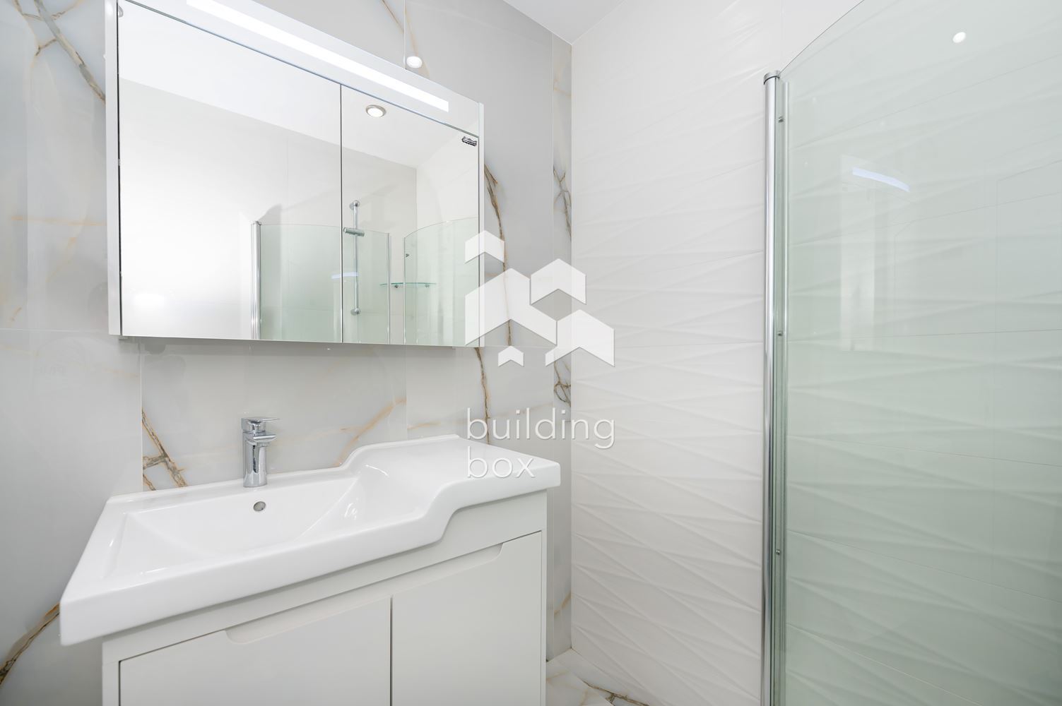 Луксозно обзаведен двустаен апартамент в комплекс "Южен парк" - 0