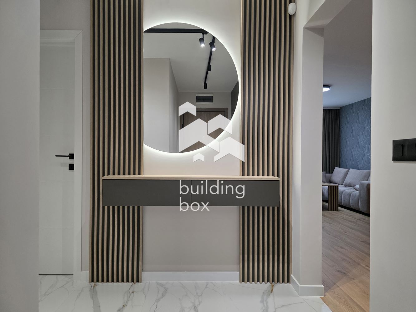 Чисто нов, поръчково обзаведен тристаен апартамент - 0