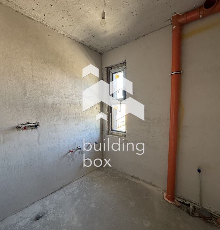 Двуетажна къща между гр. Сливница и с. Алдомировци - 0