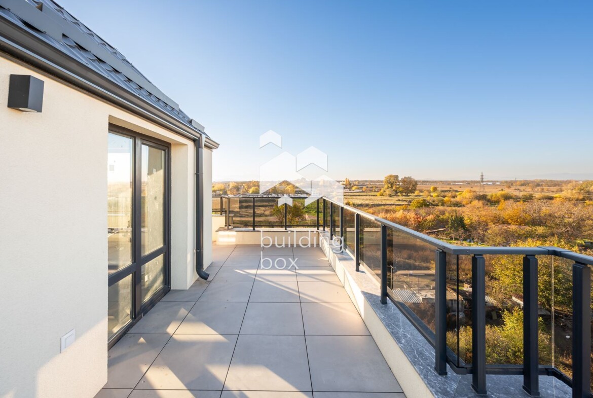 Четиристаен мансарден апартамент в кв. "Христо Смирненски" - 0