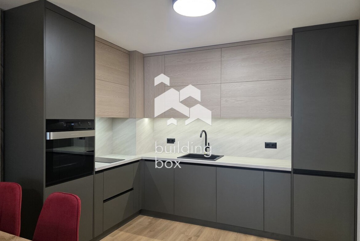 Чисто нов, поръчково обзаведен тристаен апартамент - 0