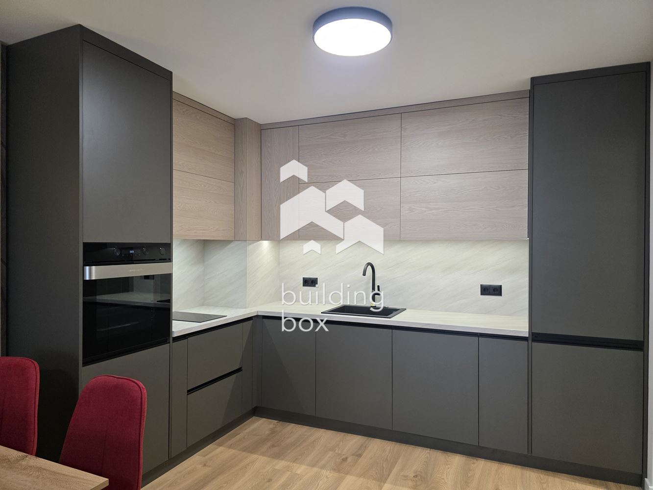 Чисто нов, поръчково обзаведен тристаен апартамент - 0