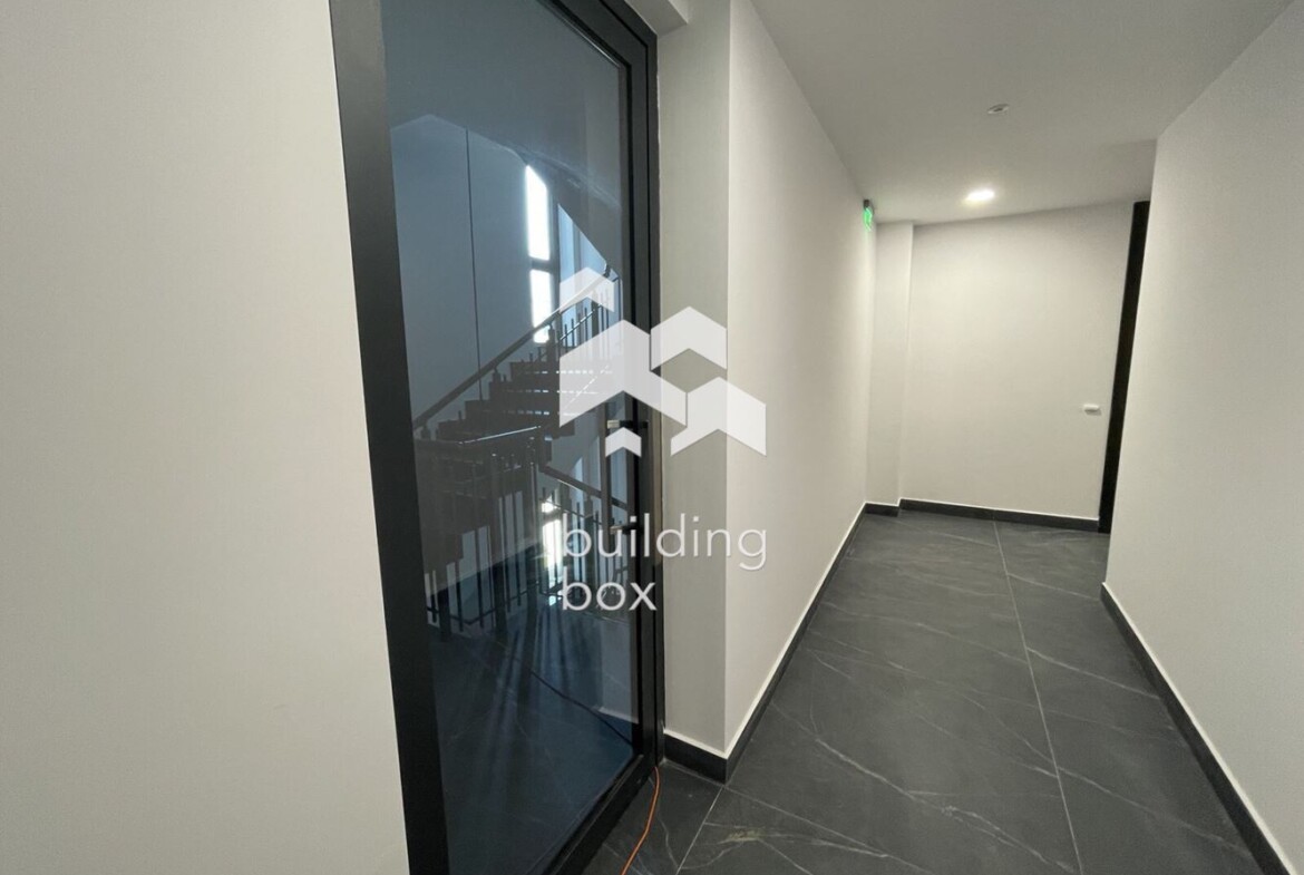 Четиристаен апартамент в ж.к. Кръстова Вада - 0