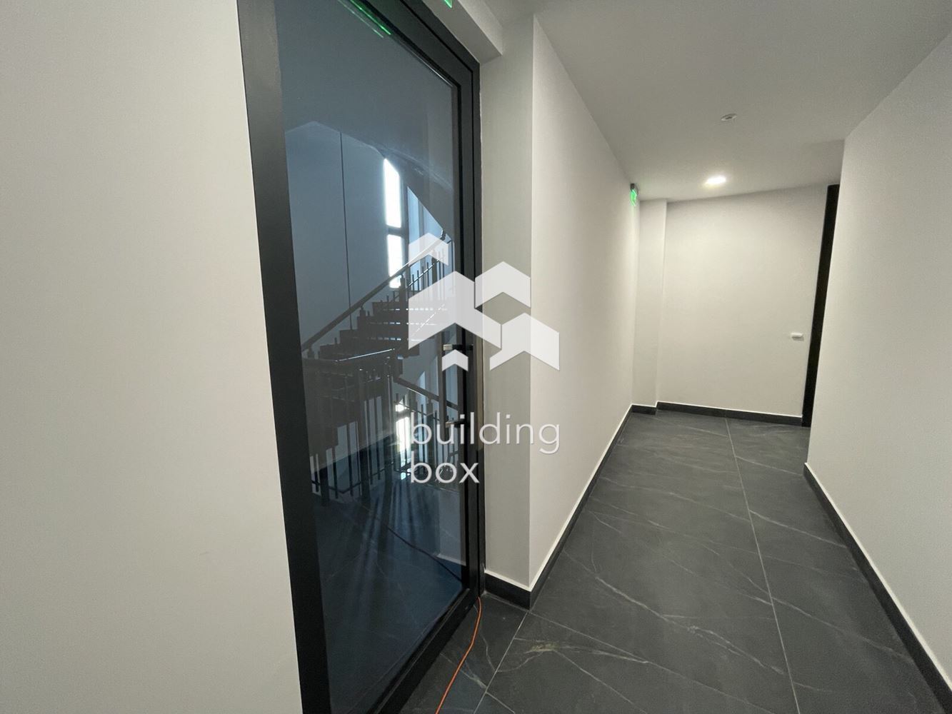 Четиристаен апартамент в ж.к. Кръстова Вада - 0