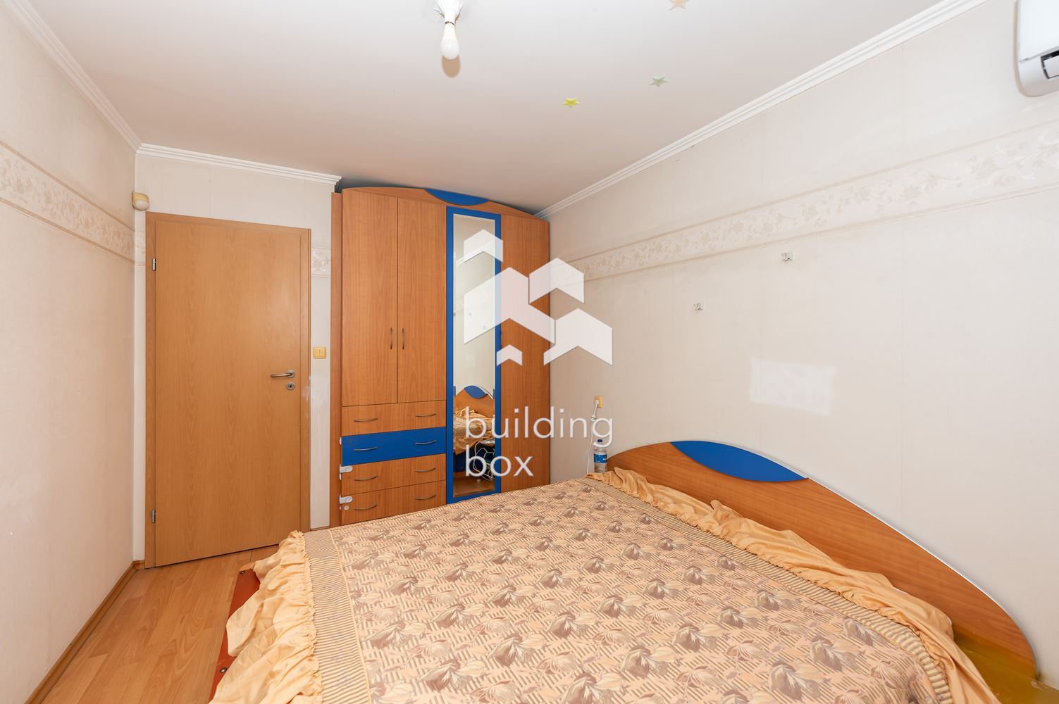 Тристаен обзаведен апартамент до КАПАНА - 0