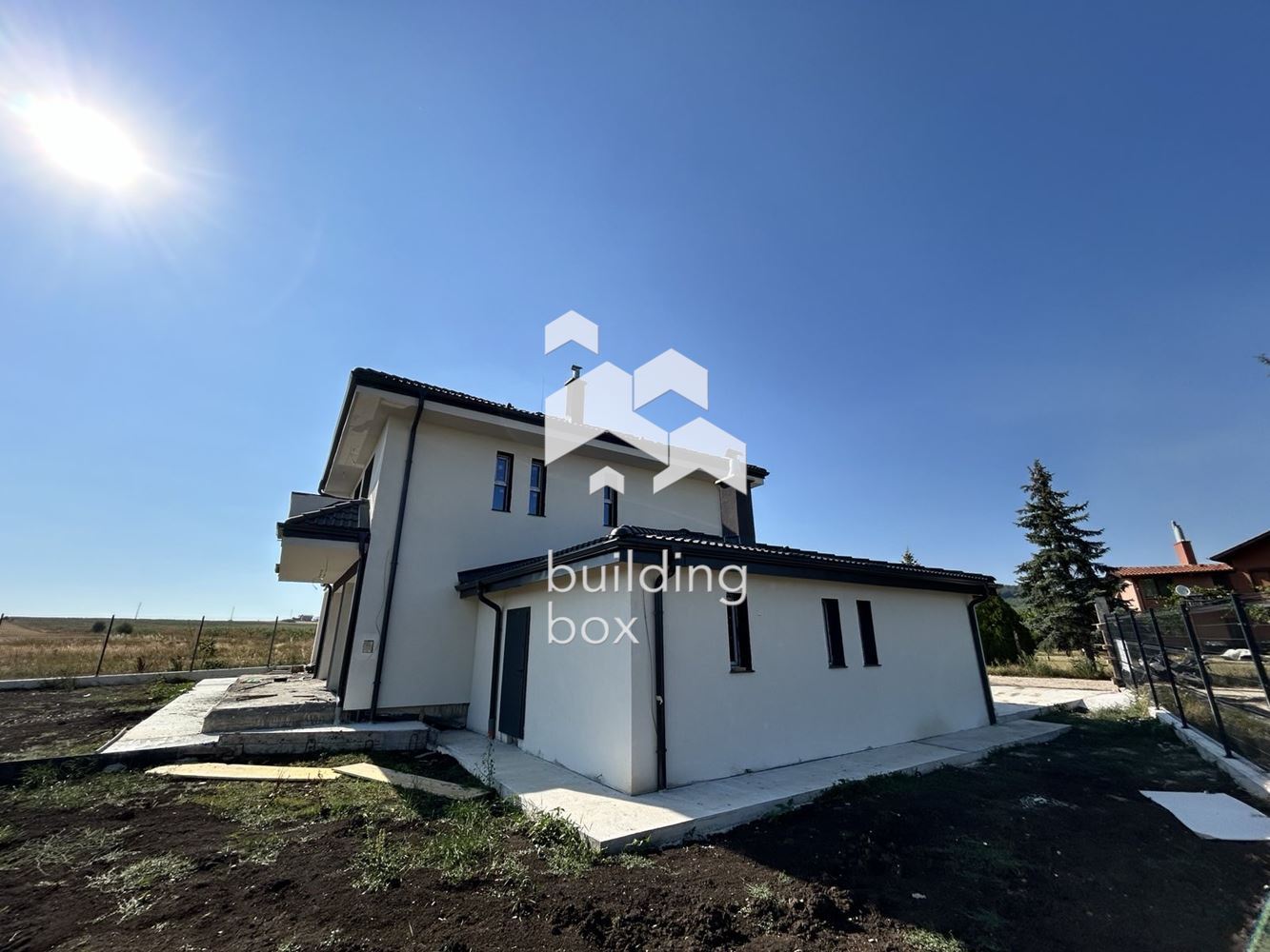 Двуетажна къща между гр. Сливница и с. Алдомировци - 0