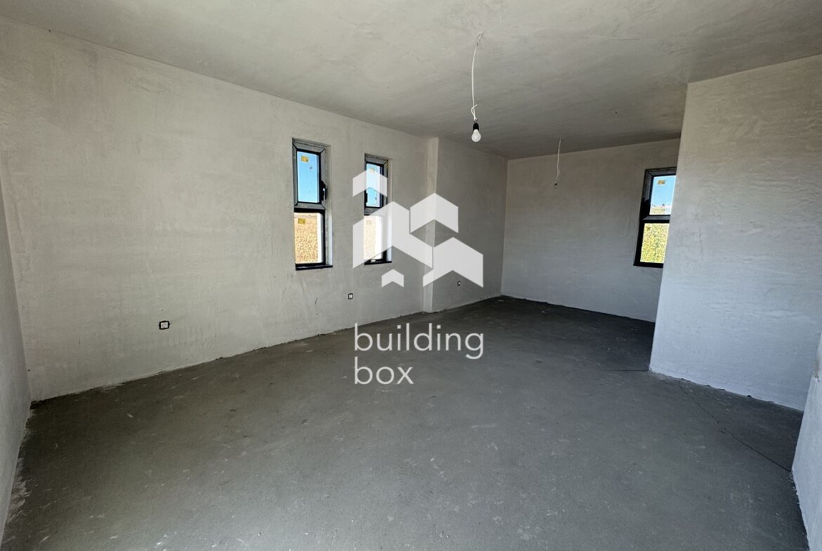 Двуетажна къща между гр. Сливница и с. Алдомировци - 0