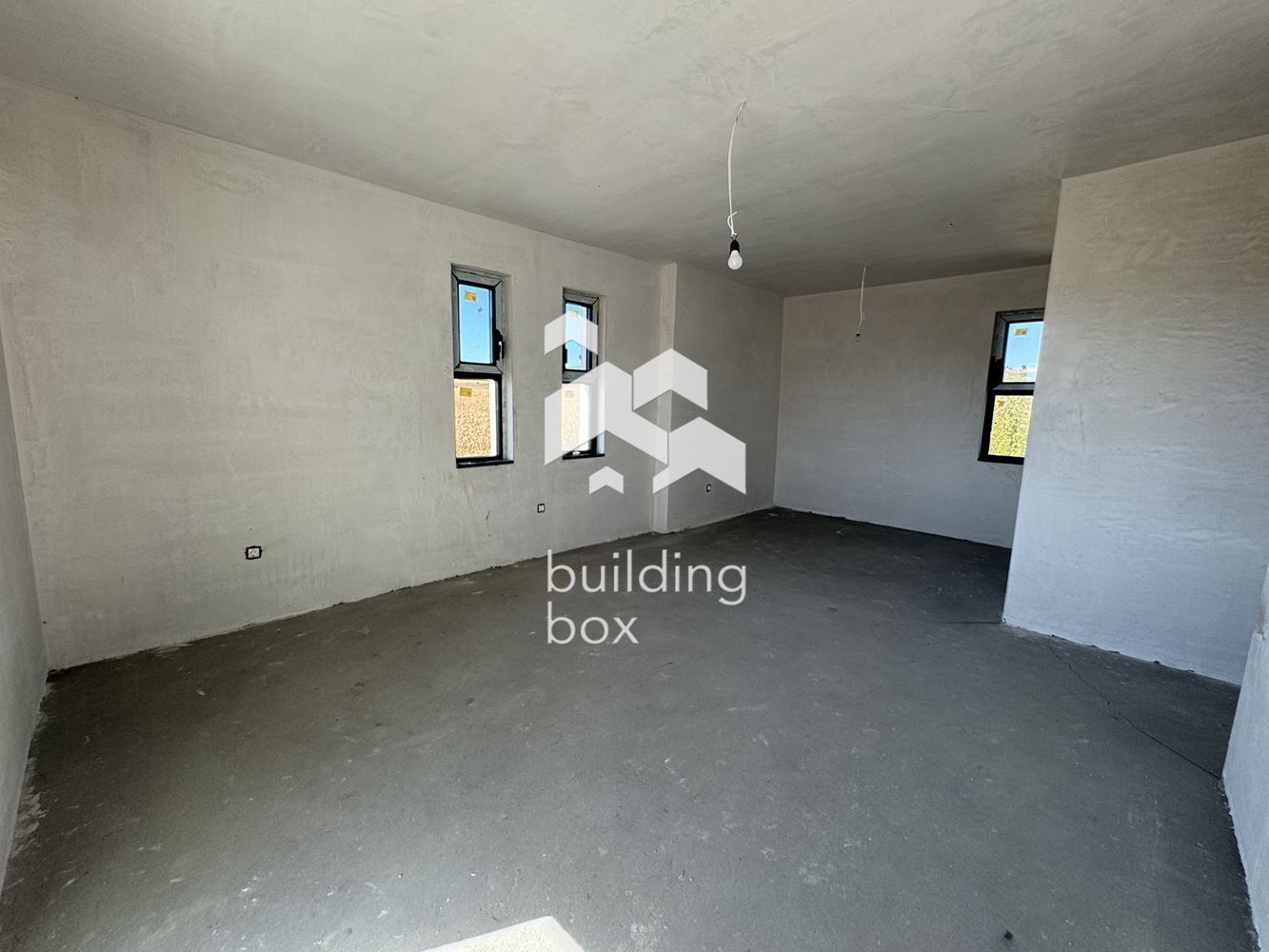 Двуетажна къща между гр. Сливница и с. Алдомировци - 0