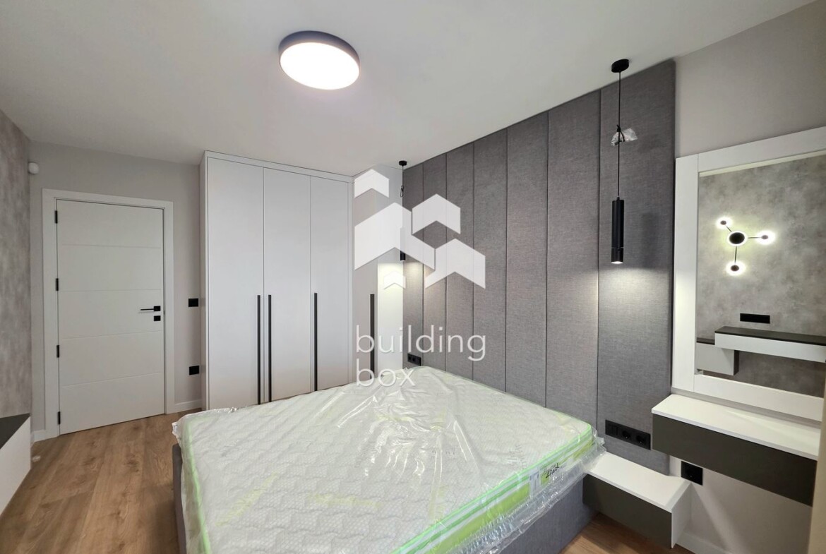 Чисто нов, поръчково обзаведен тристаен апартамент - 0