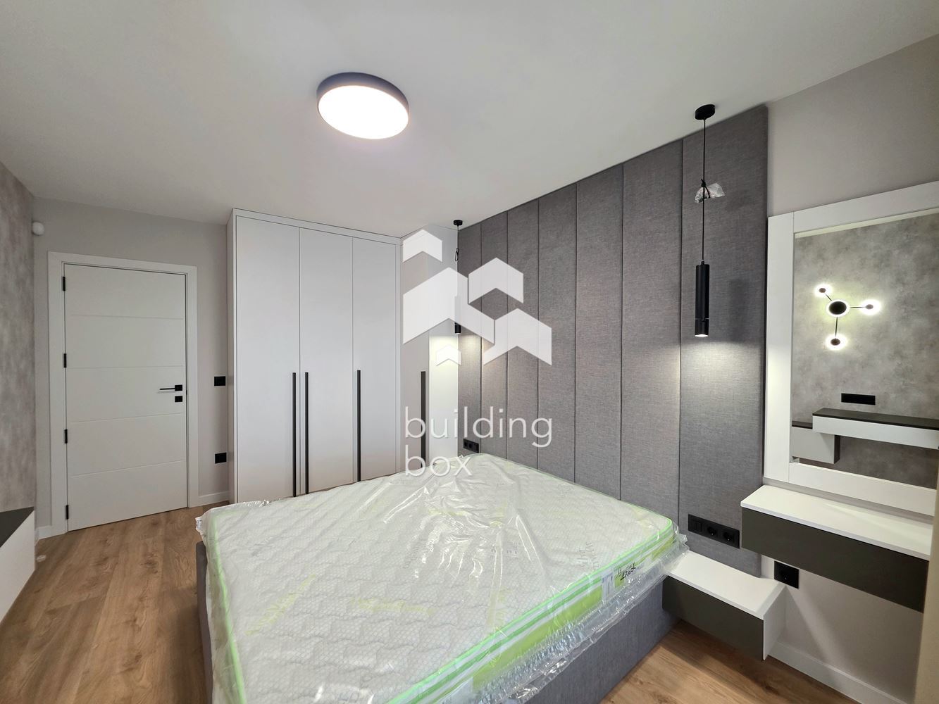 Чисто нов, поръчково обзаведен тристаен апартамент - 0