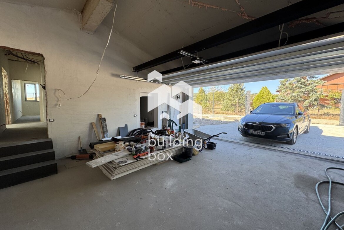 Двуетажна къща между гр. Сливница и с. Алдомировци - 0