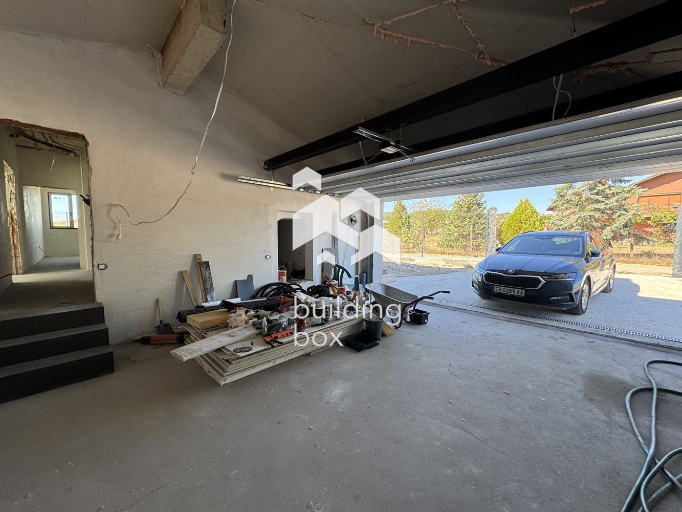 Двуетажна къща между гр. Сливница и с. Алдомировци - 0