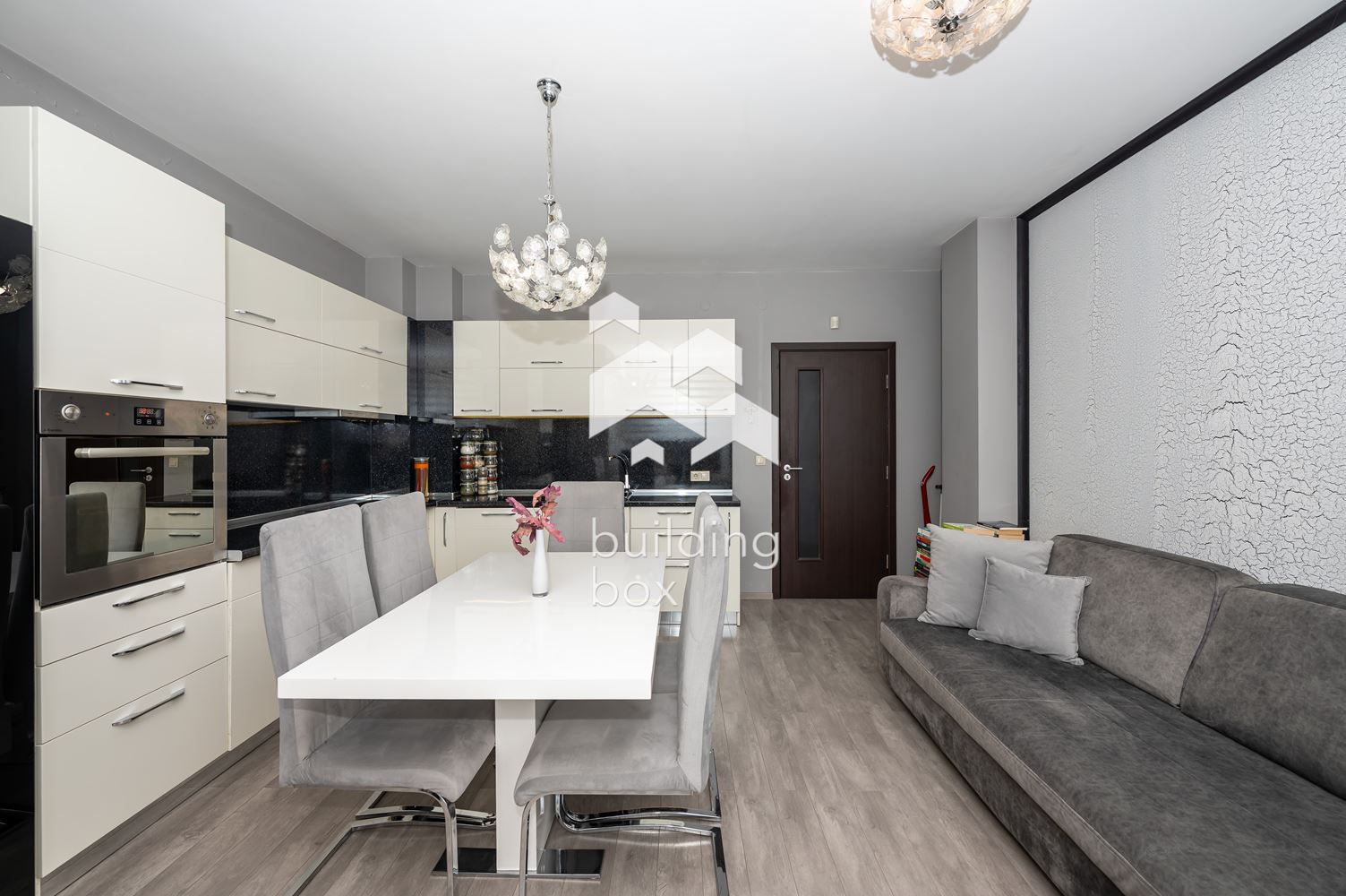 Тристаен обзаведен апартамент на ул. "Рая" - 0