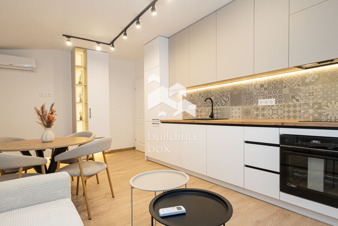 Луксозно обзаведен тристаен апартамент - Център - 0