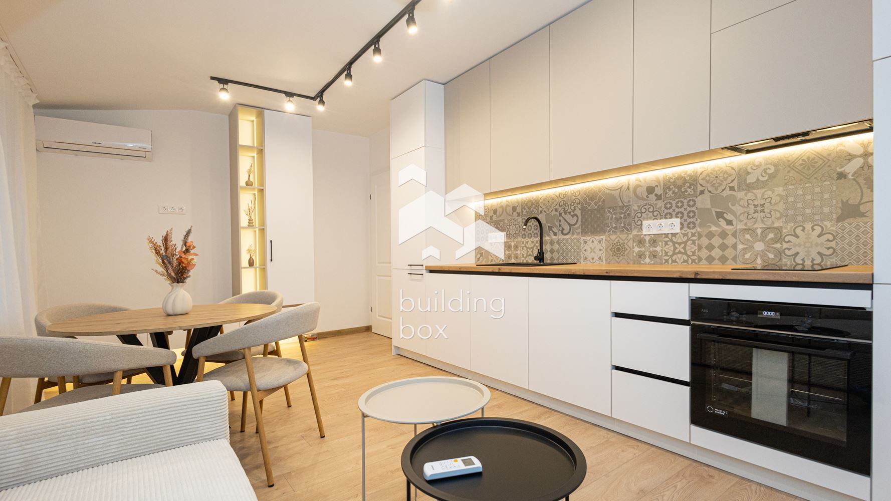 Луксозно обзаведен тристаен апартамент – Център