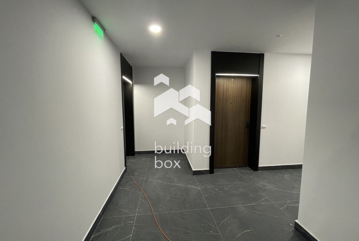 Четиристаен апартамент в ж.к. Кръстова Вада - 0