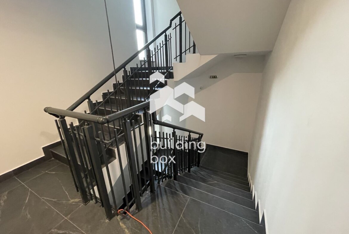 Четиристаен апартамент в ж.к. Кръстова Вада - 0