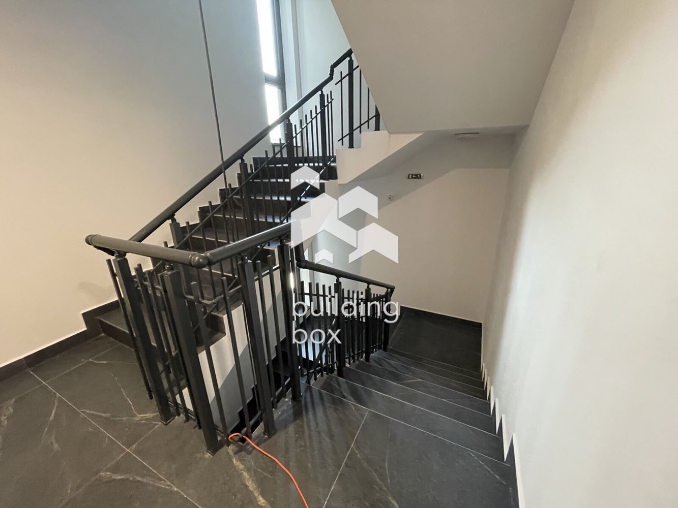 Четиристаен апартамент в ж.к. Кръстова Вада - 0