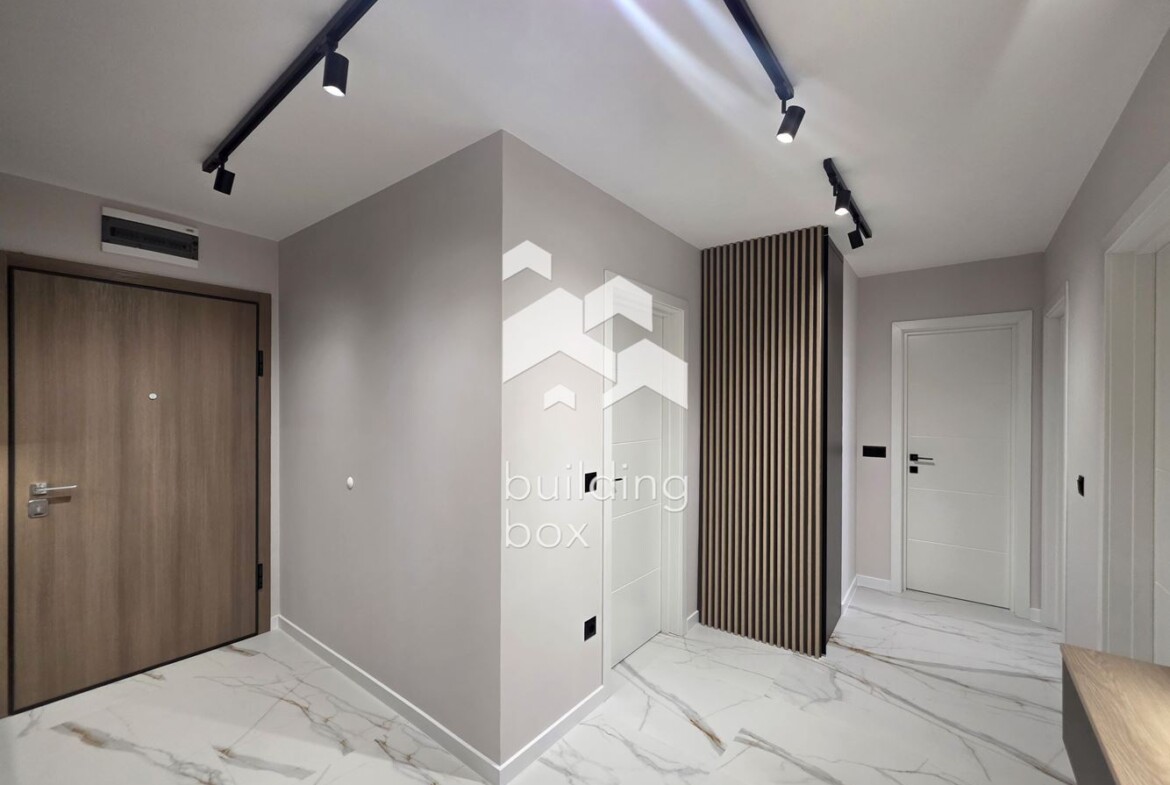 Чисто нов, поръчково обзаведен тристаен апартамент - 0